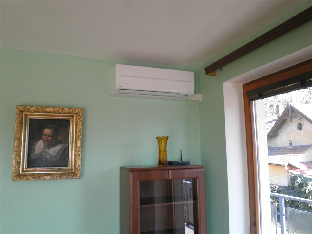 BYT V PRAZE Klimatizace / topení ve dvou místnostech s umístěním venkovní jednotky na balkoně typem Multisplit 2+1 Toshiba RAS